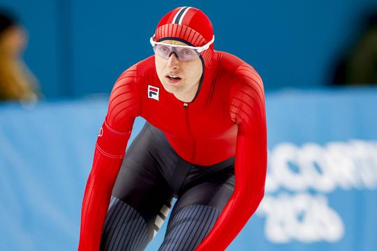 Topschaatser (24) zet Thialf op zijn kop met indrukwekkend baanrecord op 5000 meter tijdens WK allround