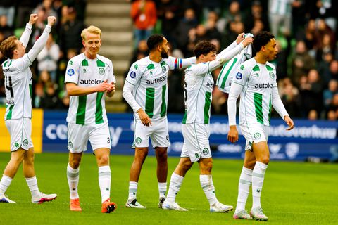 Prachtig eerbetoon tijdens FC Groningen - Ajax: gekwetste teamgenoot kijkt emotioneel toe