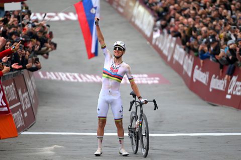 Wielrenner Tadej Pogacar klasse apart met recordsnelheid in Strade Bianche: 'Ik ging vol de top op'