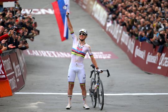 Wielrenner Tadej Pogacar klasse apart met recordsnelheid in Strade Bianche: 'Ik ging vol de top op'