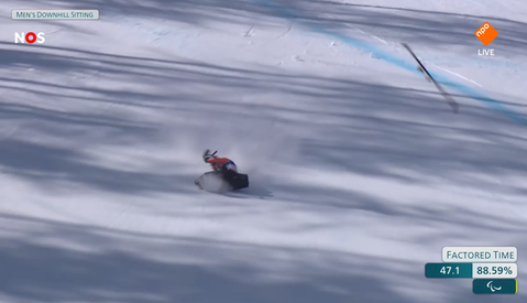 Wéér crash bij Paralympische Spelen: Nederlandse topfavoriet gaat keihard onderuit