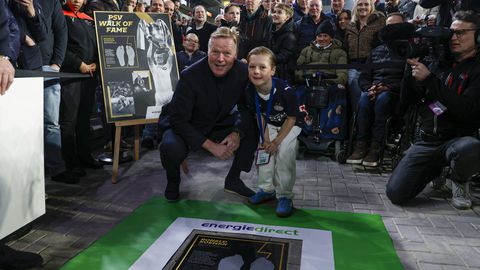 Bondscoach Ronald Koeman op speciale wijze geëerd bij PSV-AZ: 'Er wordt weinig bij stilgestaan'