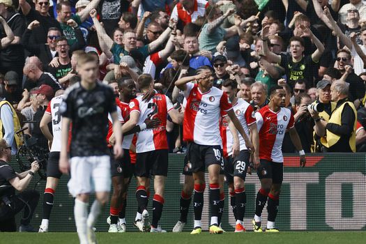 Feyenoord schrijft historie in De Klassieker: Ajax op weergaloze wijze vernederd in De Kuip