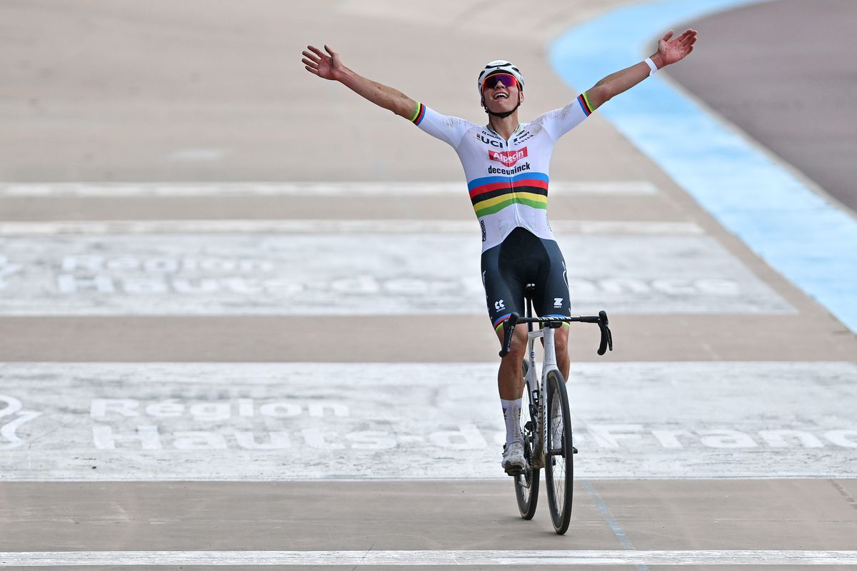 Magistrale Mathieu van der Poel wint ook Parijs-Roubaix na machtige solo