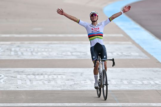 Magistrale Mathieu van der Poel wint ook Parijs-Roubaix na machtige solo