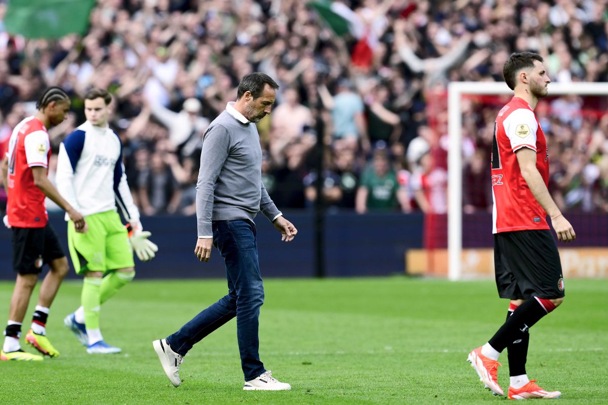 John van 't Schip en Jorrel Hato komen negatieve superlatieven tekort: 'Het is een gezamenlijk falen'