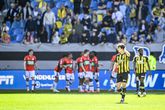 NEC juicht na een goal, Vitesse treurt na de Gelderse derby in Arnhem. ©Pro Shots