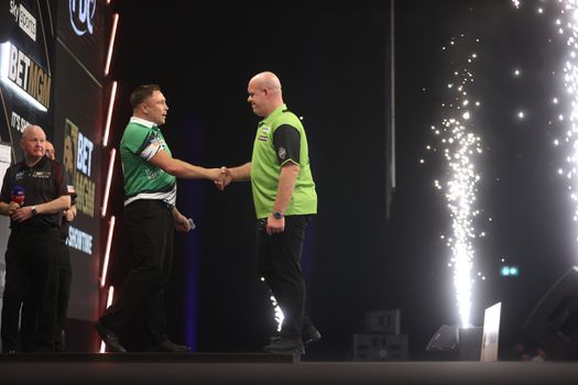 Michael van Gerwen reageert op handtekening-incident met 'fan': 'Zulke viezeriken'