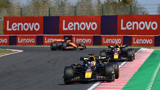 Harde crash tussen Daniel Ricciardo en Alex Albon zorgt direct voor rode vlag bij GP Japan