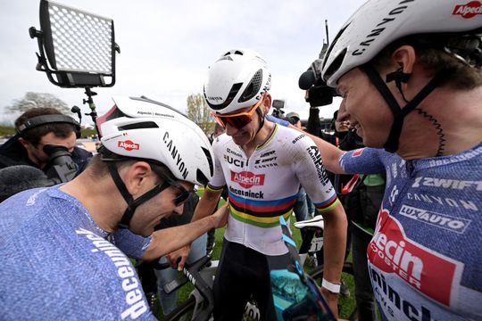 Vrouw die pet gooide richting Mathieu van der Poel tijdens Parijs-Roubaix gaat zich melden bij de politie