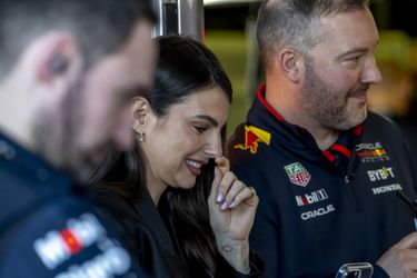 Kelly Piquet en dochtertje beleven mooi moment met Max Verstappen: 'Blij dat er niks is gebeurd'