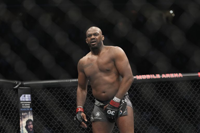 MMA-kampioen Jon Jones gearresteerd wegens mishandeling en doodsbedreiging tegen dopingcontroleurs