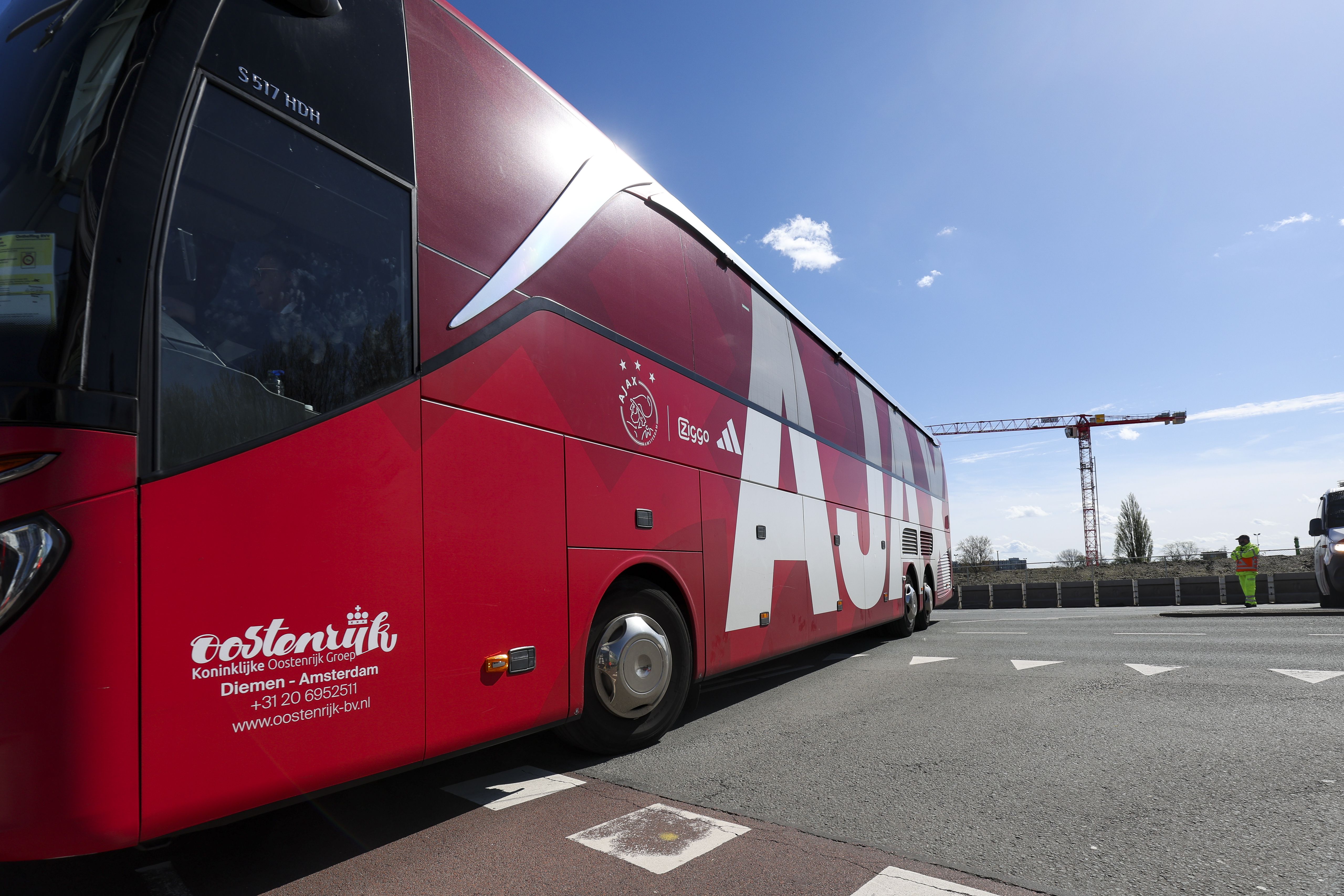 Boze Supporters Wachten Spelersbus Ajax Op Bij Johan Cruijff ArenA ...