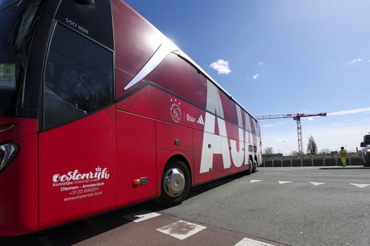 Boze supporters wachten spelersbus Ajax op bij Johan Cruijff ArenA