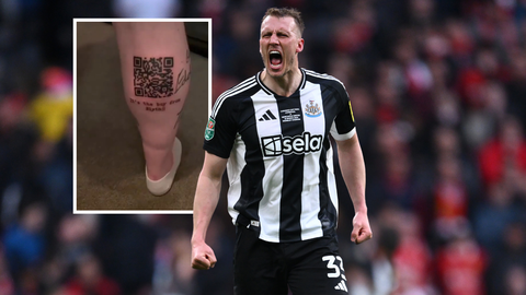 Newcastle-fan tatoeëert historisch moment, maar rivaliserende fans nemen wraak: 'Dit ging te ver'