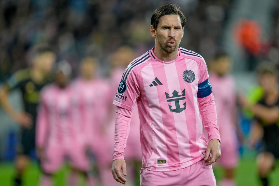 Voetballegende Lionel Messi krijgt met teamgenoten pijnlijk nieuws te verwerken