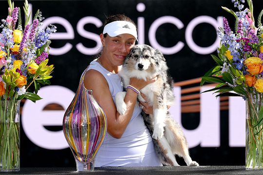 Amerikaanse toptennisster wint titel én steelt show met haar trouwe viervoeter