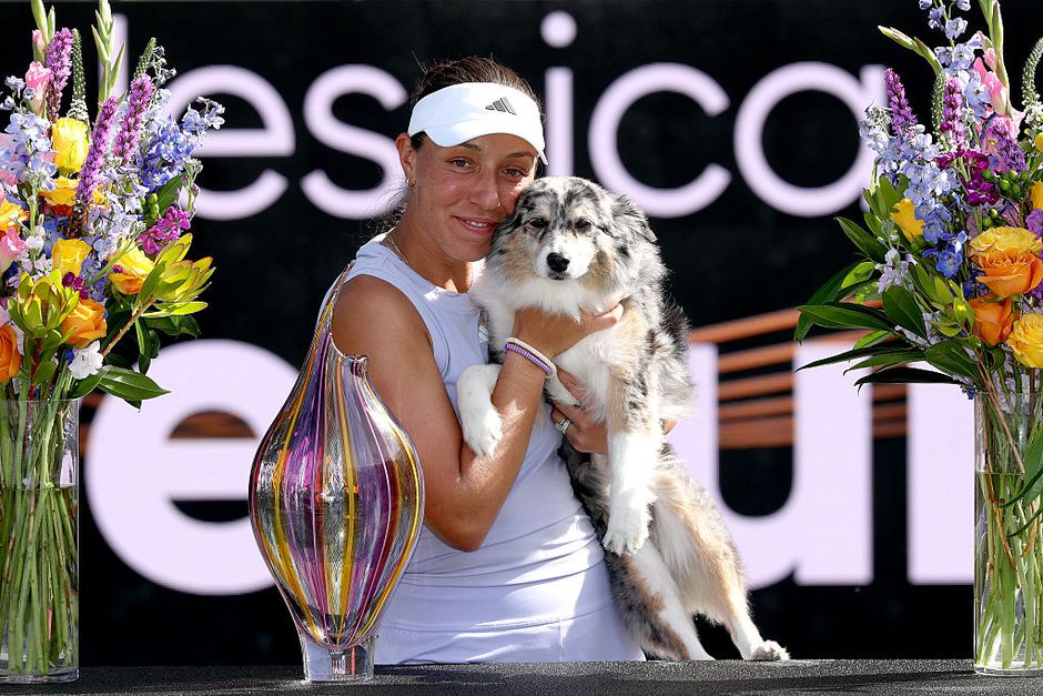 Amerikaanse toptennisster wint titel én steelt show met haar trouwe viervoeter