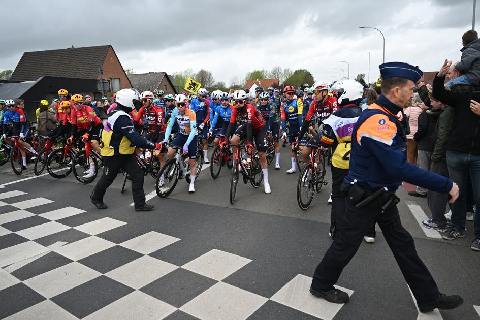 Chaos in Ronde van Vlaanderen leidt tot geschokte reacties: 'Ik zou ...