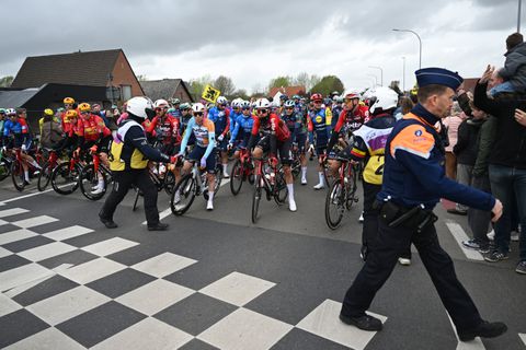 Chaos in Ronde van Vlaanderen leidt tot geschokte reacties: 'Ik zou toch zo in mijn broek schijten'