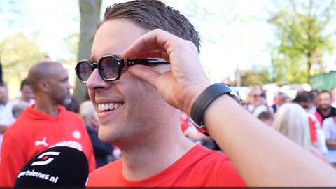 PSV-spelers uit hun dak bij geweldige kampioenenhuldiging: 'Jerdy Schouten gaat niet naar huis'