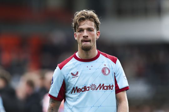 Nieuw drama loert voor Feyenoord: sterspeler grijpt naar bovenbeen en verlaat training