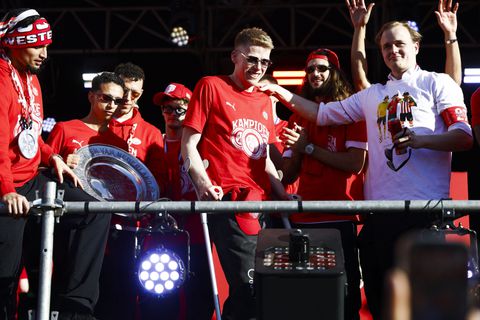 Geplaagde Jerdy Schouten zet het Stadhuisplein op zijn kop bij huldiging PSV: 'Het blijkt dat het werkt...'