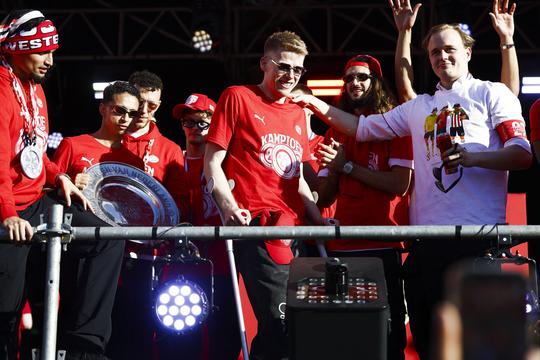 Geplaagde Jerdy Schouten zet het Stadhuisplein op zijn kop bij huldiging PSV: 'Het blijkt dat het werkt...'