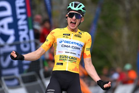 Wielersensatie (19) laat monden openvallen en rijdt concurrentie wéér aan gort