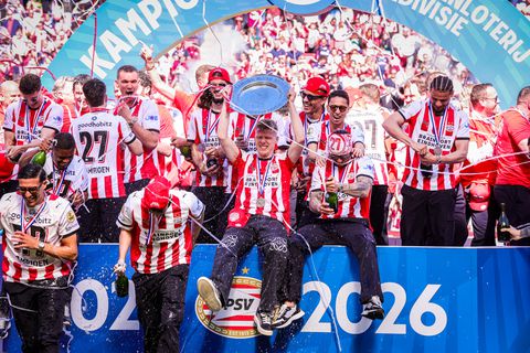 Geëmotioneerde Jerdy Schouten openhartig over blessure na kampioenschap PSV: ‘Mijn dochtertje tovert toch een lach’