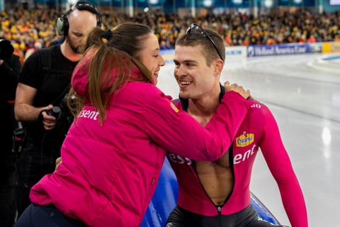 Schaatskoppel Suzanne Schulting en Joep Wennemars geniet van romantisch moment in 'stad van de liefde'