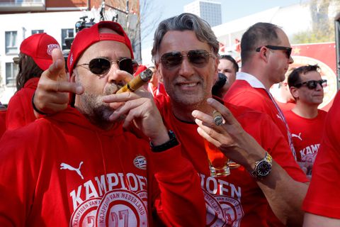 Succescoach Peter Bosz (62) grijpt in na 'beginnersfout' bij huldiging PSV: 'Om heel eerlijk te zijn...'