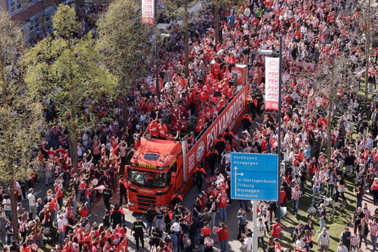 Joey Veerman en Guus Til onderbreken hilarisch interview op platte kar: 'Jongens, ik houd van jullie'
