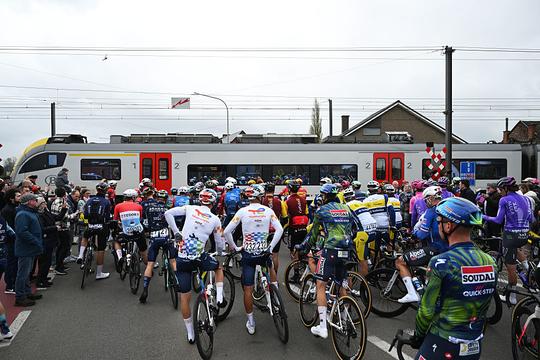 Straf voor Tadej Pogacar na Ronde van Vlaanderen? Belgische politie laat van zich horen