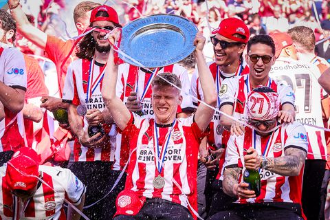 Mark van Bommel over bijzonder moment bij uitreiking kampioenschap PSV: 'Dan ben je heel trots'