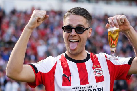 PSV-publiek zingt 'Joey in Oranje' bij huldiging, reactie van Veerman spreekt boekdelen