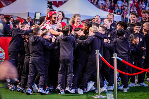 Peter Bosz en Ismael Saibari zorgen voor aandoenlijk onderonsje met PSV-jeugdspelers