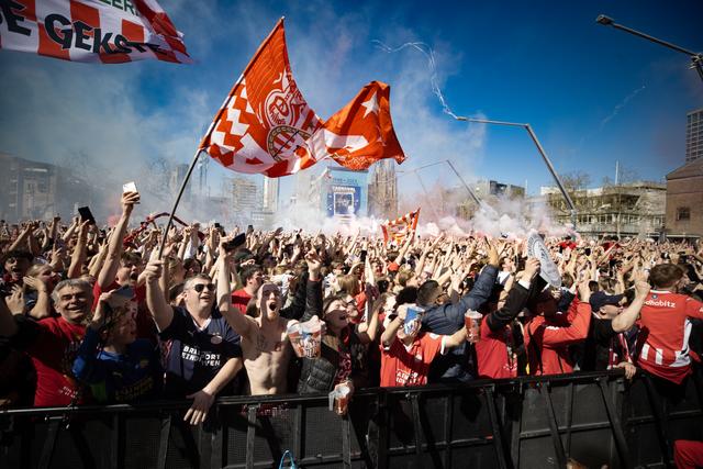 Kleine smet op kampioensfeest PSV: 'De EHBO werd opgeroepen ...