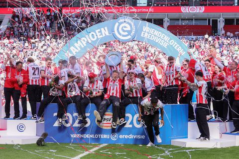 Dit zijn de mooiste beelden van huldiging van PSV: van geblesseerde Schouten tot aan dansende Saibari