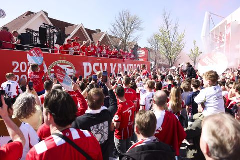 Opvallende gast bij huldiging PSV: Luuk de Jong duikt op bij spelers op de platte kar