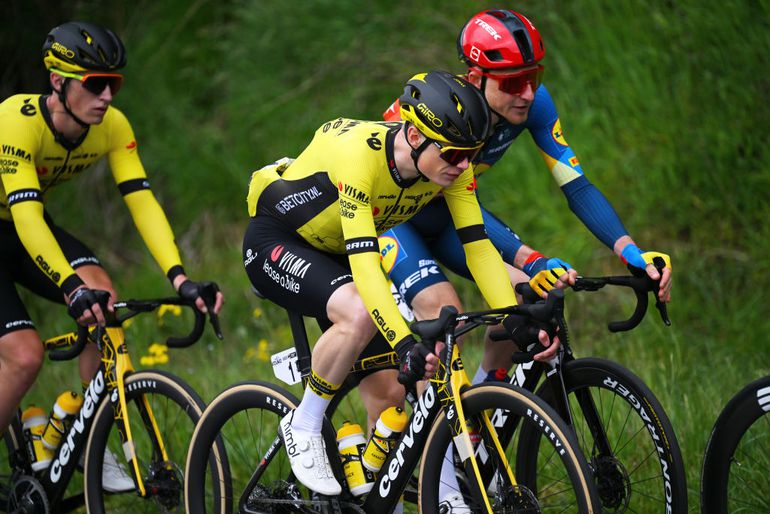 Jonas Vingegaard voor het eerst weer op de fiets: 'Ik hoop bij de start van de Tour de France te zijn'