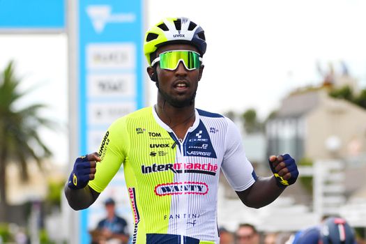 Concurrent voor de Nederlandse sprinters in Giro valt weg: Biniam Girmay geeft op na twee valpartijen