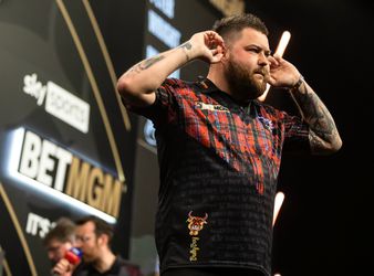 Darter Michael Smith pakt geblesseerd de titel: 'Het was de strijd tussen de gewonden'