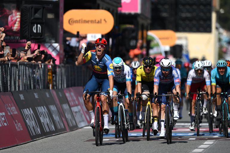 Jonathan Milan boekt eerste ritzege in Giro d'Italia voor Olav Kooij en Tim Merlier
