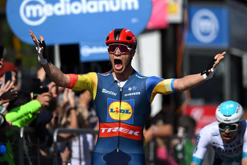 Geëmotioneerde Jonathan Milan na etappezege in Giro d'Italia: 'Helemaal speciaal omdat mijn ouders er waren'