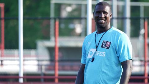 Oud-topverdediger helpt bijzonder elftal na bewogen carrière: 'Zo leren ze hoe dat in Nederland gaat'