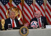 President Donald Trump van de Verenigde Staten praat met FIFA-baas Gianni Infantino. ©Getty Images