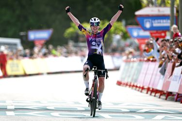 Anna van der Breggen verrast in Vuelta met eerste zege sinds comeback en deelt tik uit aan Demi Vollering