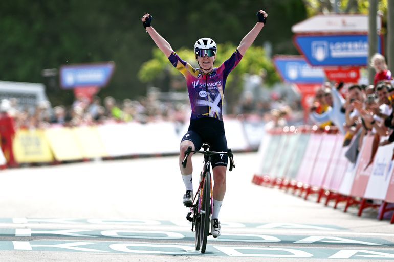 Anna van der Breggen verrast in Vuelta met eerste zege sinds comeback en deelt tik uit aan Demi Vollering