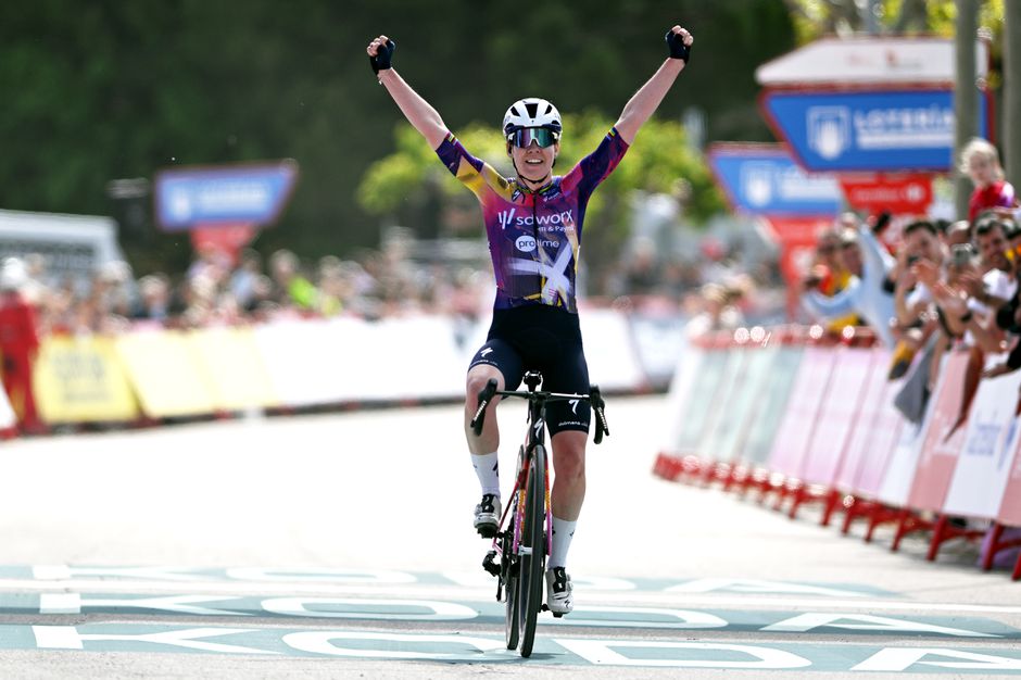 Anna van der Breggen verrast in Vuelta met eerste zege sinds comeback en deelt tik uit aan Demi Vollering